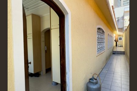 Casa para alugar com 480m², 5 quartos e 4 vagas Casa para alugar com 480m², 5 quartos e 4 vagasCorredor externo