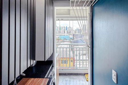 Apartamento à venda com 68m², 3 quartos e 2 vagasQuarto com vista para a cidade, com móveis simples e iluminação natural.