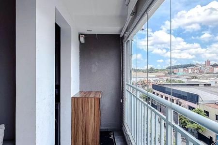 Apartamento à venda com 68m², 3 quartos e 2 vagasBalcony com vista para a cidade, com móveis simples e pouca decoração.