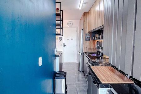 Apartamento à venda com 68m², 3 quartos e 2 vagasCozinha com móveis de madeira, piso de porcelanato e iluminação adequada.