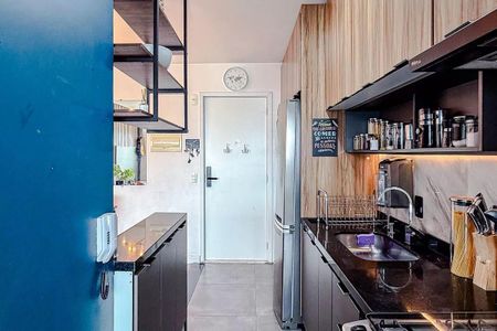 Apartamento à venda com 68m², 3 quartos e 2 vagasCozinha moderna com geladeira e fogão, iluminada por luz natural e artificial.