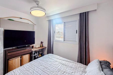 Apartamento à venda com 68m², 3 quartos e 2 vagasCama simples com TV e arco na parede, com vista para a cidade.