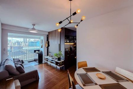 Apartamento à venda com 68m², 3 quartos e 2 vagasSala de estar com vista para a cidade, com sofá, mesa e iluminação moderna.