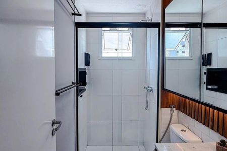 Apartamento à venda com 68m², 3 quartos e 2 vagasBanheiro com piso de porcelanato, teto branco e parede branca, com uma janela pequena e uma porta de vidro.