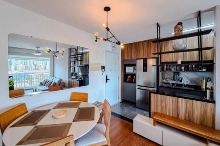 Sala de estar com vista para a cidade, com móveis em madeira e iluminação moderna. de apartamento à venda com 3 quartos, 68m² em Vila Independencia, São Paulo