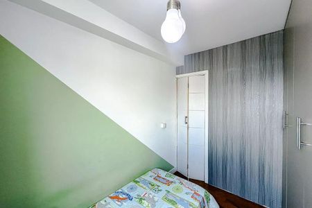 Apartamento à venda com 68m², 3 quartos e 2 vagasQuarto simples com cama pequena e iluminação fraca, com uma porta branca e uma parede verde e branca.