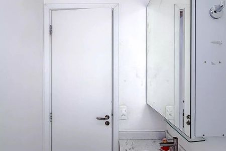 Apartamento à venda com 68m², 3 quartos e 2 vagasPorta de banheiro com espelho e chuveiro, com piso de porcelanato e bancada de granito.