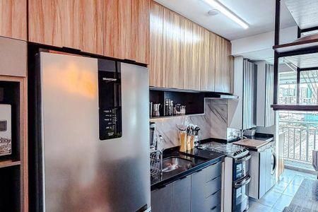 Apartamento à venda com 68m², 3 quartos e 2 vagasCozinha moderna com geladeira, fogão e pia, com vista para a cidade.
