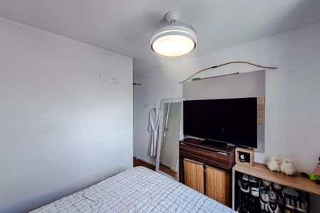 Quarto com cama, TV e porta de vidro. de apartamento à venda com 3 quartos, 68m² em Vila Independencia, São Paulo