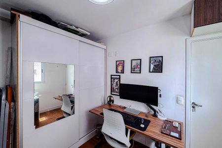 Apartamento à venda com 68m², 3 quartos e 2 vagasEscritório pequeno com mesa de trabalho e cadeira, com uma parede branca e uma porta branca.