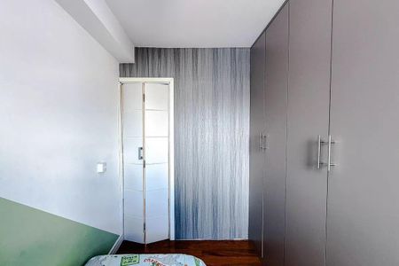 Apartamento à venda com 68m², 3 quartos e 2 vagasQuarto simples com cama e armários, com um pouco de luz natural.
