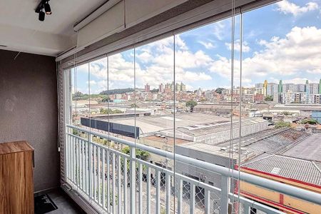 Apartamento à venda com 68m², 3 quartos e 2 vagasBalcony com vista para a cidade, com móveis simples e poucos objetos de decoração.