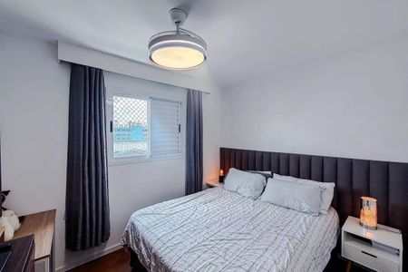 Apartamento à venda com 68m², 3 quartos e 2 vagasQuarto com cama de casal, iluminação adequada e vista para a cidade.