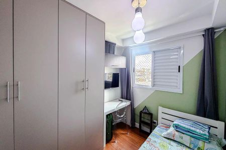 Quarto simples com cama pequena, móveis brancos e uma janela com cortinas verdes e brancas. de apartamento à venda com 3 quartos, 68m² em Vila Independencia, São Paulo