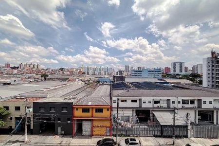 Apartamento à venda com 68m², 3 quartos e 2 vagasVista panorâmica de uma cidade com edifícios altos e ruas movimentadas, com um céu nublado e nuvens esparsas.