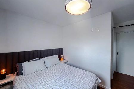 Cama com cabeceira de tecido e iluminação circular acima de apartamento à venda com 3 quartos, 68m² em Vila Independencia, São Paulo