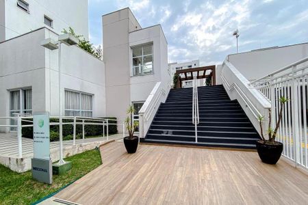 Apartamento à venda com 68m², 3 quartos e 2 vagasEscada de acesso a um prédio com rampa de acessibilidade e piso de madeira.