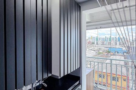 Apartamento à venda com 68m², 3 quartos e 2 vagasParedes brancas e azuis com janelas grandes e uma vista da cidade.