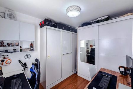 Apartamento à venda com 68m², 3 quartos e 2 vagasSala de jogos com móveis brancos e iluminação adequada, com uma mesa de jogos e cadeiras confortáveis.