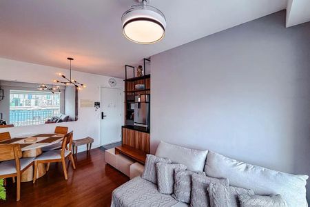 Apartamento à venda com 68m², 3 quartos e 2 vagasSala de estar com vista para a cidade, com móveis em madeira e iluminação moderna.