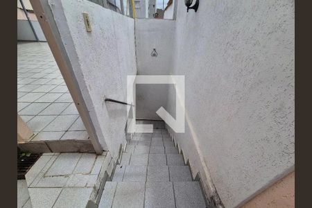 Casa para alugar com 78m², 2 quartos e 1 vagaEscada