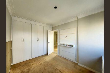 Apartamento à venda com 344m², 6 quartos e 4 vagasQuarto com móveis brancos e carpete, com uma porta aberta e uma janela pequena.