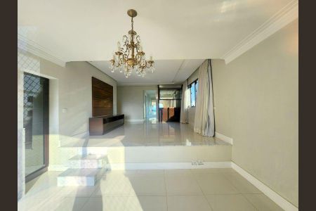 Apartamento à venda com 344m², 6 quartos e 4 vagasSala de estar com iluminação clara e chandelier, com vista para a cidade.