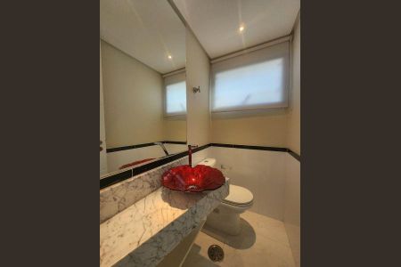 Apartamento à venda com 344m², 6 quartos e 4 vagasBanheiro com pia vermelha e teto branco, com uma janela pequena e uma porta branca.