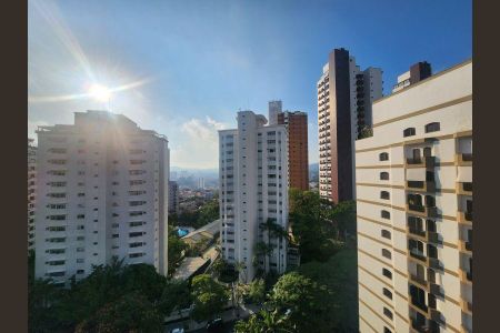 Apartamento à venda com 344m², 6 quartos e 4 vagasVista panorâmica de um complexo residencial com edifícios altos e jardins bem cuidados, com sol brilhando no céu azul.