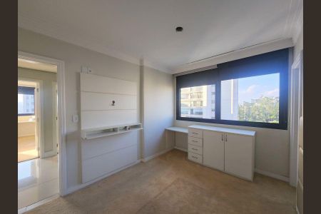 Apartamento à venda com 344m², 6 quartos e 4 vagasQuarto com vista para a cidade, com móveis brancos e carpete no chão.