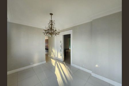 Cristal de péndulo e iluminação de luz branca em uma sala de estar elegante. de apartamento à venda com 6 quartos, 344m² em Água Fria, São Paulo