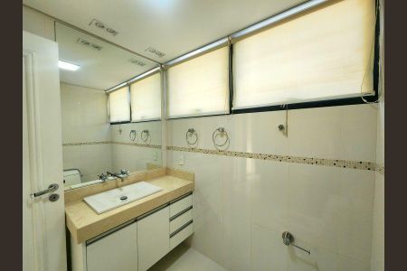 Apartamento à venda com 344m², 6 quartos e 4 vagasBanheiro com piso de porcelanato, pia de granito e iluminação adequada.