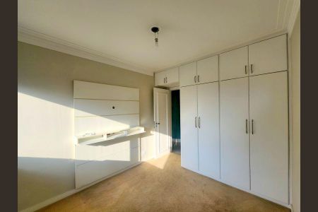 Quarto com móveis brancos e iluminação natural, com vista para a cidade. de apartamento à venda com 6 quartos, 344m² em Água Fria, São Paulo