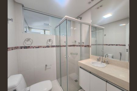 Apartamento à venda com 344m², 6 quartos e 4 vagasBanheiro com piso de porcelanato, pia e vaso sanitário brancos, e espelho grande na parede.