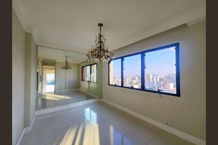 Apartamento à venda com 344m², 6 quartos e 4 vagasSala com vista para a cidade, com iluminação boa e mobiliário simples.