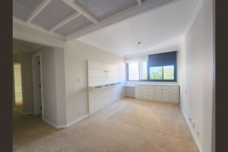 Sala com móveis brancos e carpete, iluminada por luz natural e com vista para a cidade. de apartamento à venda com 6 quartos, 344m² em Água Fria, São Paulo