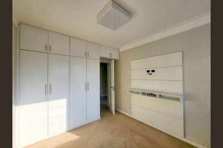 Apartamento à venda com 344m², 6 quartos e 4 vagasCuarto com armários e porta aberta, iluminado por luz natural e com carpete no chão.