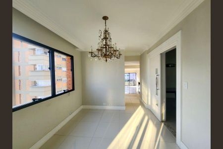 Apartamento à venda com 344m², 6 quartos e 4 vagasParedes e teto brancos, chandelier, janelas com persianas, piso de porcelanato, vista para o lado de fora, iluminação boa, nenhuma decoração.