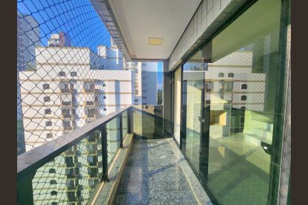 Apartamento à venda com 344m², 6 quartos e 4 vagasBalcony com vista para a cidade, com varanda e janelas grandes, iluminado por luz natural e com piso de porcelanato.