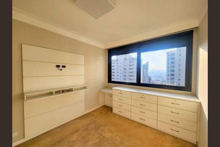 Quarto com cama de casal, armários e janela com vista para a cidade. de apartamento à venda com 6 quartos, 344m² em Água Fria, São Paulo