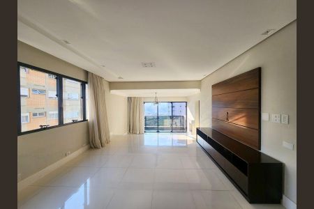 Sala de estar com vista para a cidade, com móveis modernos e iluminação adequada. de apartamento à venda com 6 quartos, 344m² em Água Fria, São Paulo