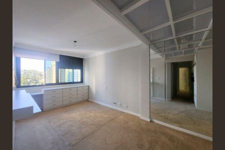 Quarto com móveis brancos, carpete e janelas grandes, com vista para a cidade. de apartamento à venda com 6 quartos, 344m² em Água Fria, São Paulo