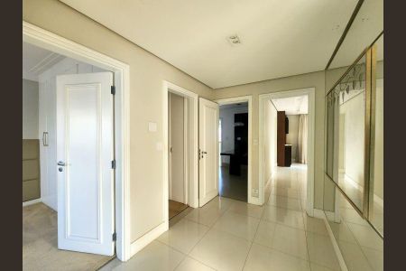 Apartamento à venda com 344m², 6 quartos e 4 vagasParede com portas e corredor com piso de porcelanato e iluminação adequada.
