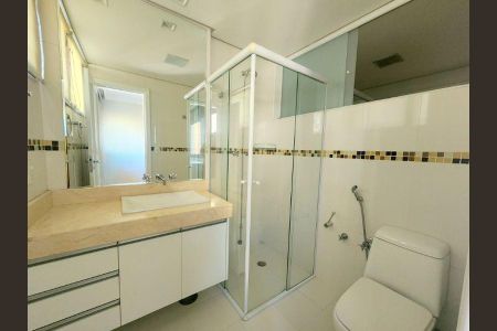 Apartamento à venda com 344m², 6 quartos e 4 vagasBanheiro com piso de porcelanato, pia de granito e chuveiro de vidro.
