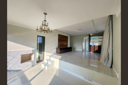 Apartamento à venda com 344m², 6 quartos e 4 vagasSala de estar com churrasqueira e vista para a cidade.