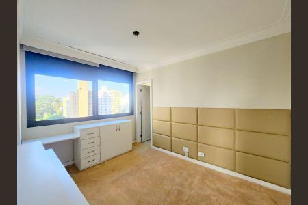 Quarto com vista para a cidade, com móveis brancos e carpete marrom claro. de apartamento à venda com 6 quartos, 344m² em Água Fria, São Paulo