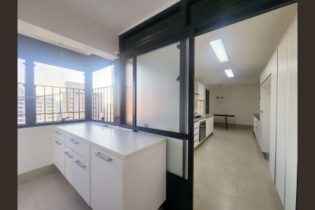 Apartamento à venda com 344m², 6 quartos e 4 vagasCozinha com iluminação natural e móveis brancos e modernos.