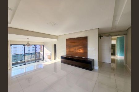 Sala de estar com TV e chandelier, com vista para a cidade. de apartamento à venda com 6 quartos, 344m² em Água Fria, São Paulo