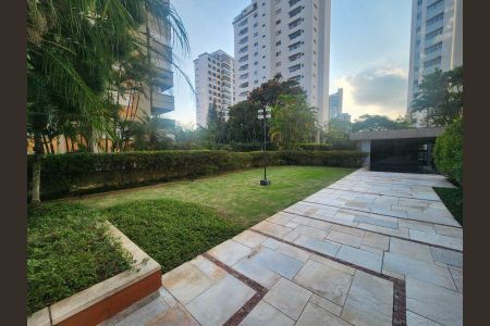 Apartamento à venda com 344m², 6 quartos e 4 vagasPátio com gramado e jardim bem cuidado, com vista para a cidade e edifícios ao fundo.