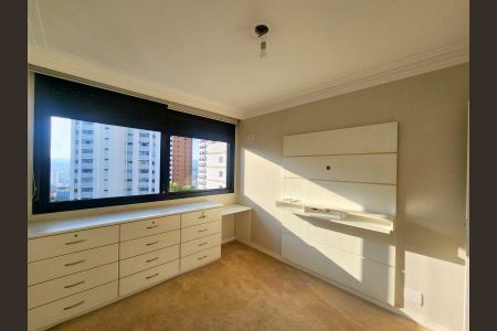 Apartamento à venda com 344m², 6 quartos e 4 vagasQuarto com vista para a cidade, com móveis brancos e iluminação natural.